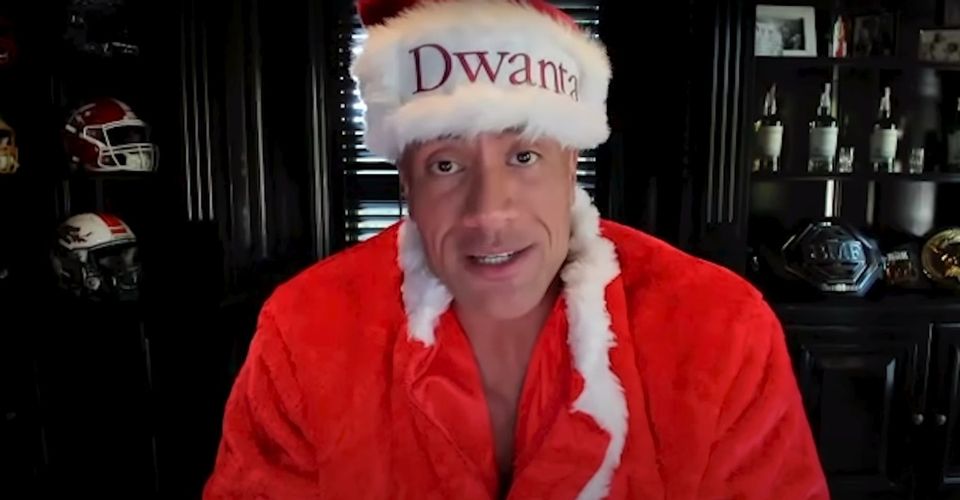 Lihat Dwayne Johnson Memakai Baju Santa Untuk Beberapa Berita Bagus
